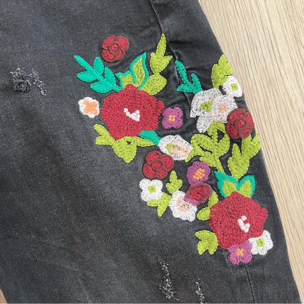 ZARA Trafaluc Black Skinny Jeans with Floral Embroidery & Raw Hem Size 8 - Picture 9 of 14